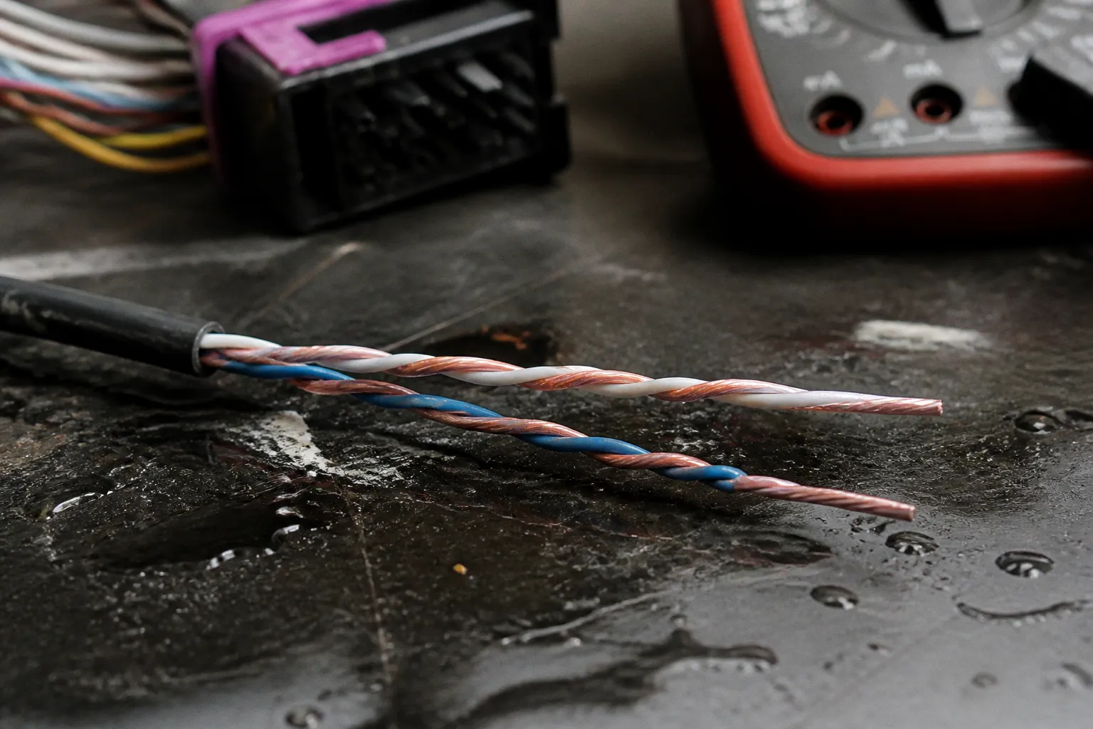 CAN bus networks use differential voltage to prevent noise