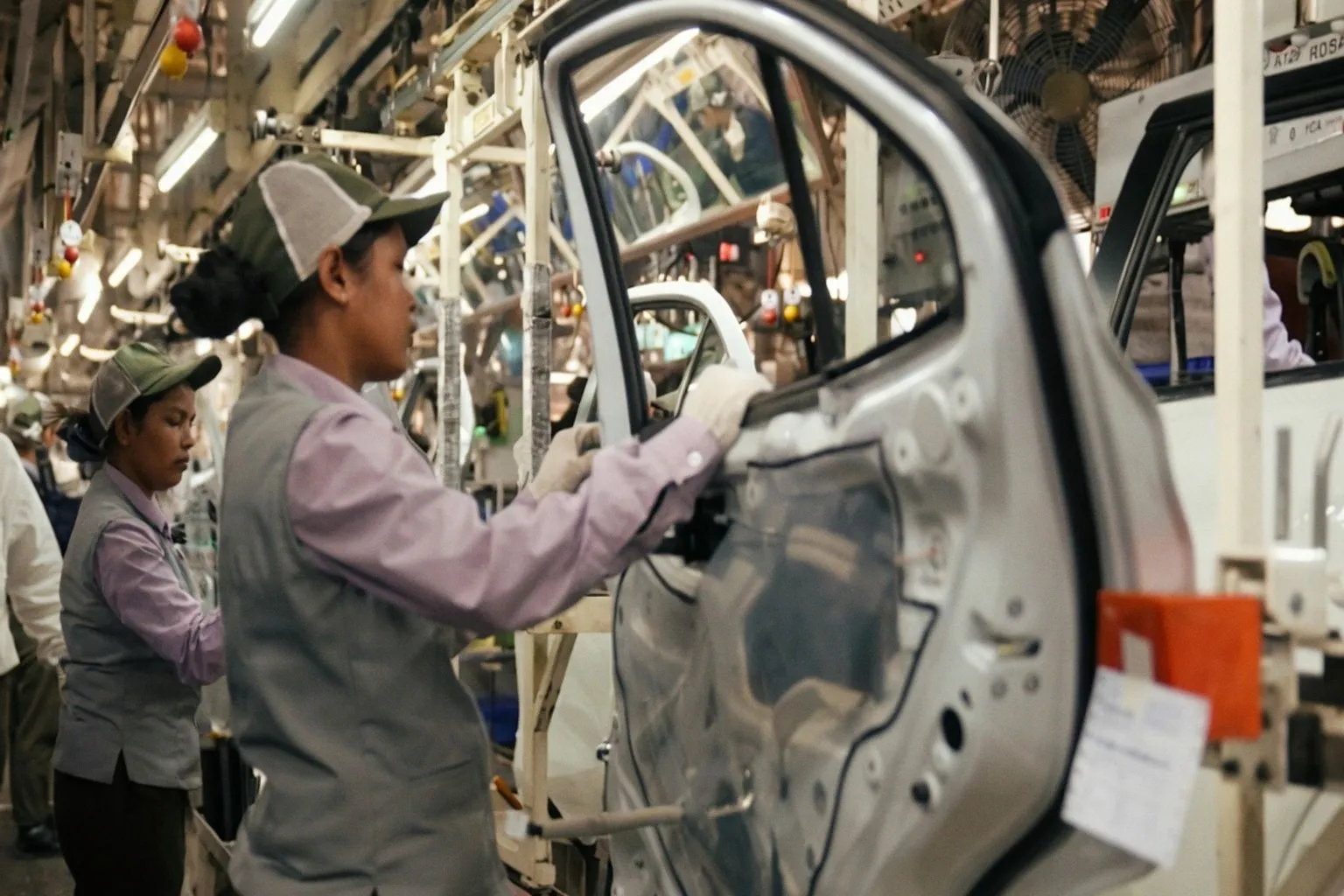 Indian Auto Component Sector Faces Technology Pivot as Electronics Hit 50% of Car Costs by 2030